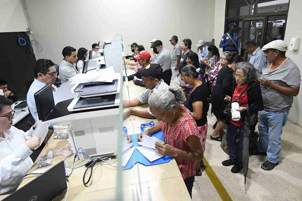 Ciudadanos cancelan sus impuestos en las ventanillas del Municipio de Guayaquil. 