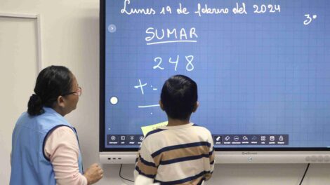 Un niño resuelve un ejercicio de matemática durante el curso de nivelación que se dicta en el CAMI Guasmo.