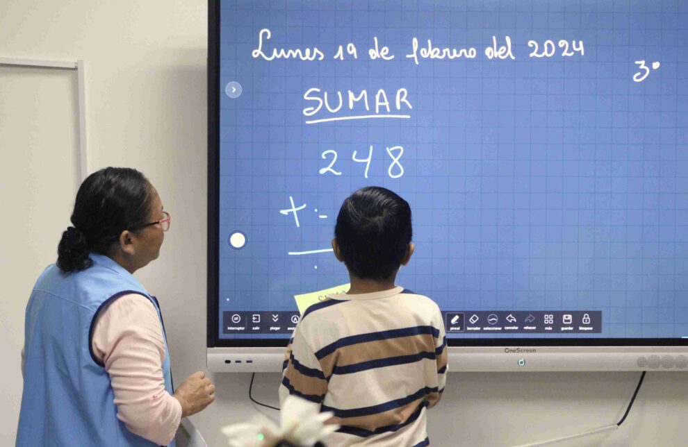 Un niño resuelve un ejercicio de matemática durante el curso de nivelación que se dicta en el CAMI Guasmo.