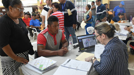 La Dirección de Terrenos y Servicios Parroquiales del Municipio de Guayaquil trasladó su personal y equipos tecnológicos al CAMI de Tenguel, donde atendió a 300 ciudadanos.