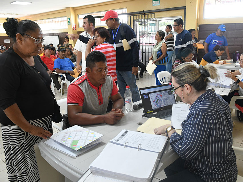 La Dirección de Terrenos y Servicios Parroquiales del Municipio de Guayaquil trasladó su personal y equipos tecnológicos al CAMI de Tenguel, donde atendió a 300 ciudadanos.