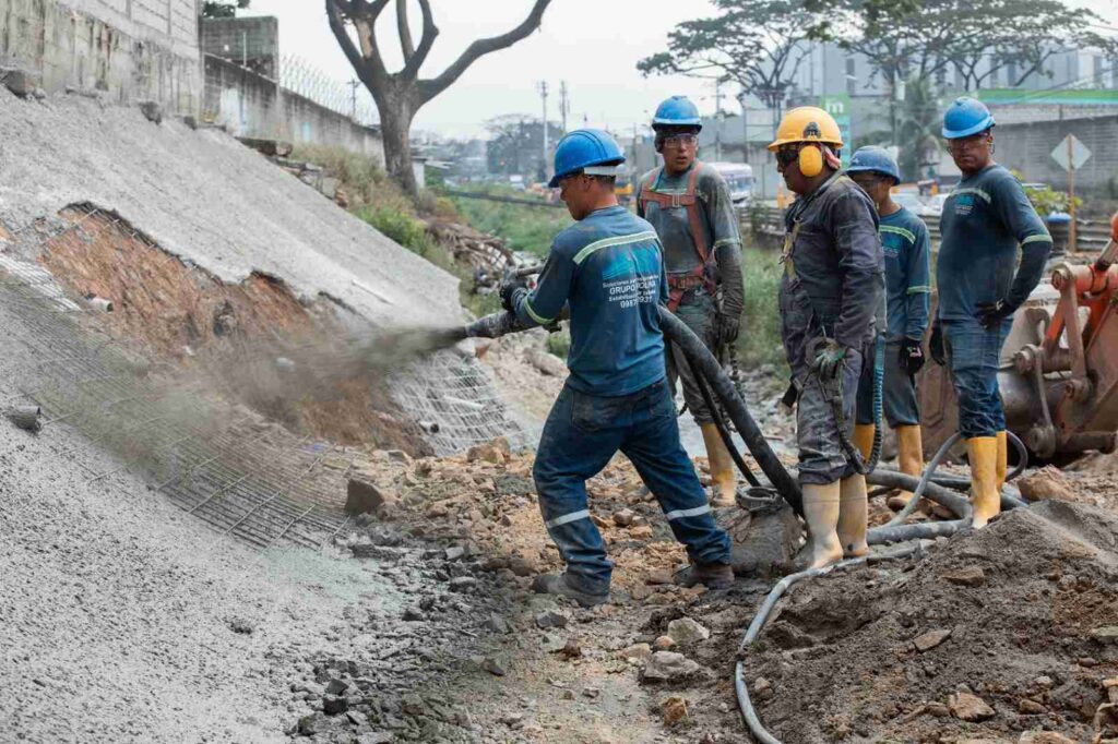 Cuadrillas municipales trabajan en una de las 16 obras de alcantarillado que incluye el Plan Choque. 