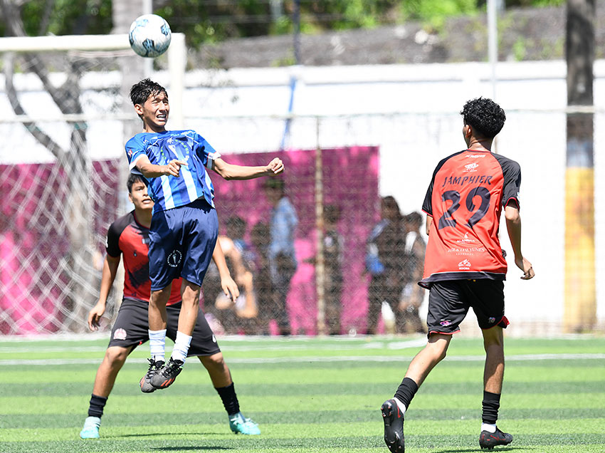 Las nuevas figuras del fútbol ecuatorianos muestran su talento en el Interbarrial de El Universo.