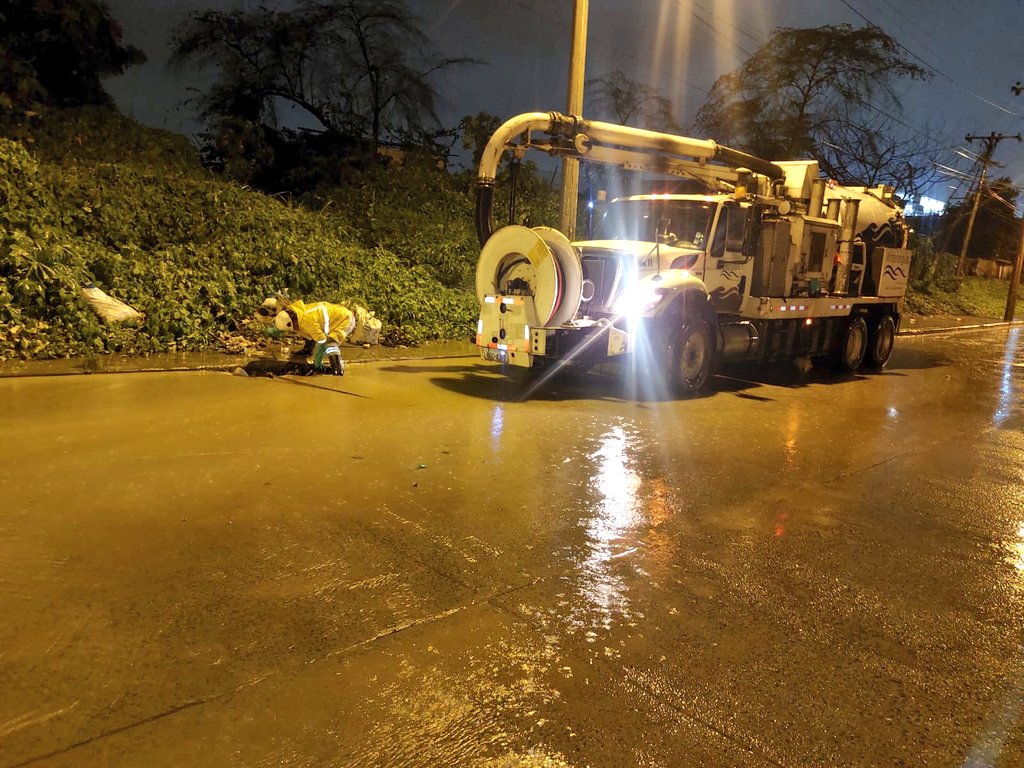 Camiones hidrocleaners ayudaron a desfogar las aguas y evitar mayores daños.