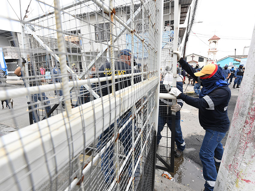 Un total de siete rejas fueron las que se retiraron durante el operativo.