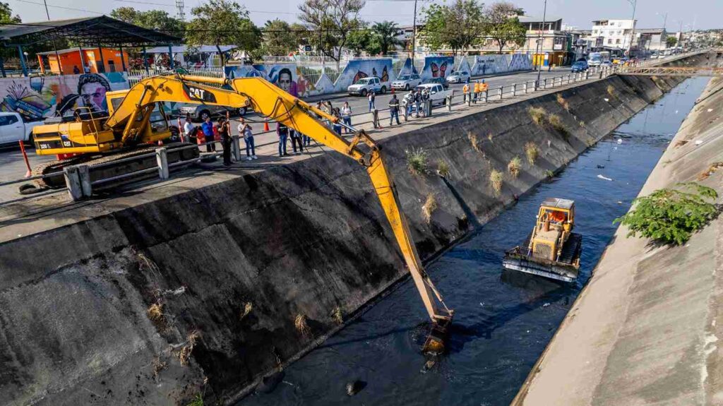 Maquinaria Municipal trabaja en la limpieza de un canal ubicado en el norte de Guayaquil. 