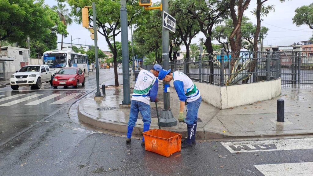 Personal de Urvaseo limpió los sumideros y alcantarillas para evitar las inundaciones por la acumulación de basura. 