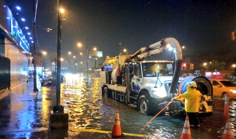 El Municipio de Guayaquil atendió las emergencias generadas por las lluvias que cayeron el fin de semana y que inundaron varios sectores de la ciudad.