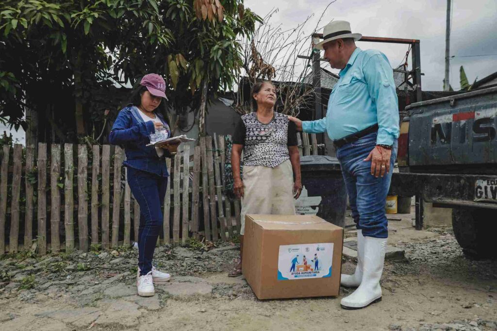 El concejal Manuel Romero (der.) participó en la entrega de la ayuda humanitaria. 