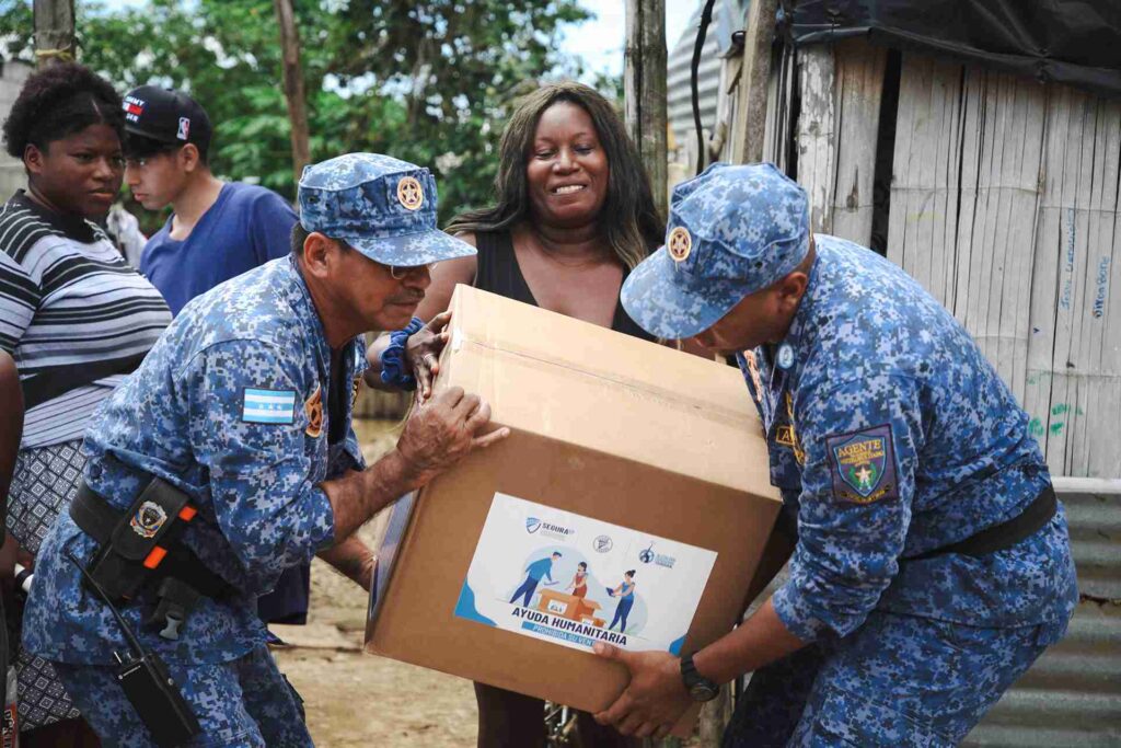 El Municipio de Guayaquil llevó ayuda humanitaria a las familias afectadas por las lluvias. 