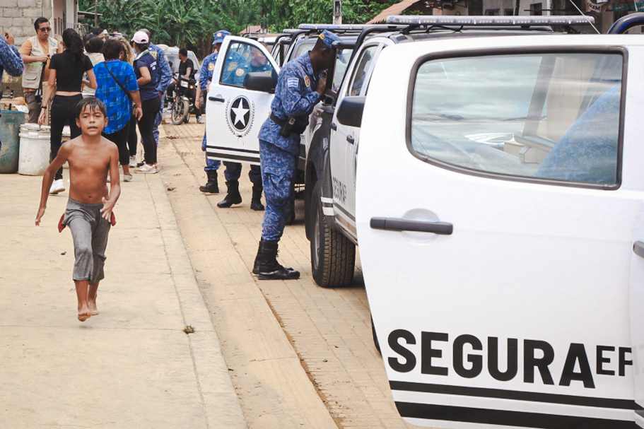 Personal de Segura EP llegó a la parroquia Tenguel para dar asistencia a las familias afectadas por el invierno. 