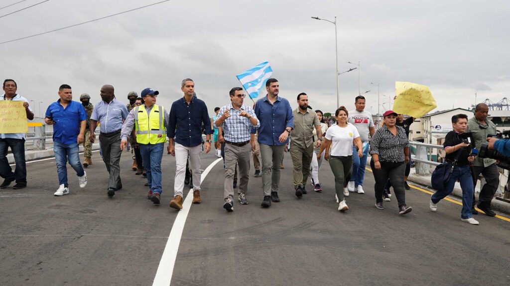 El alcalde Aquiles Alvarez recorrió el nuevo paso elevado junto a personal municipal y a la ciudadanía. 