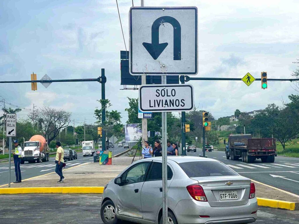 La alcaldía de Guayaquil habilitó un nuevo retorno en el km 13.5 de la vía a la Costa. 