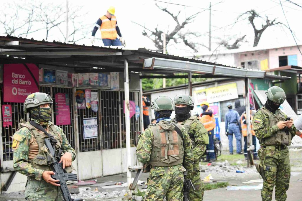 Personal de las Fuerzas Armadas durante el operativo en los alrededores de la Penitenciaría del Litoral.