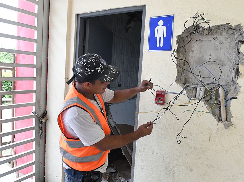 Además, se reparan las instalaciones eléctricas en los baños. 