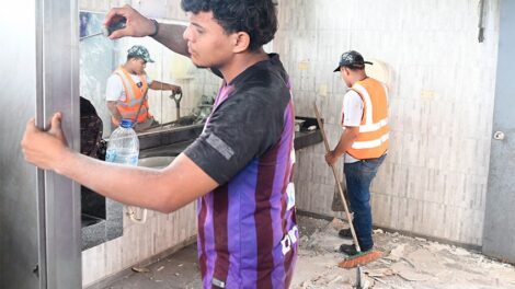 Cuadrillas trabajan en la recuperación de 18 baterías sanitarias en el Parque Samanes.