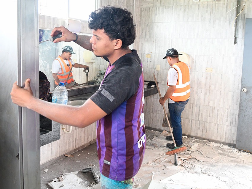 Cuadrillas trabajan en la recuperación de 18 baterías sanitarias en el Parque Samanes.