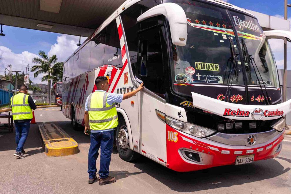 Se estima que 3.000 buses diarios saldrás desde las 29 plataformas de embarque y desembarque que tiene la Terminal Terrestre.