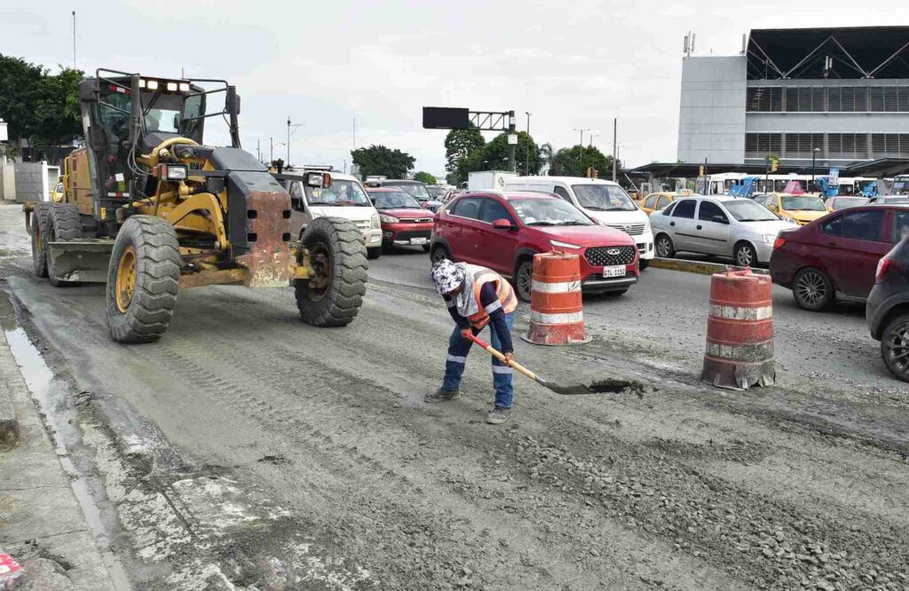 La alcaldía de Guayaquil fiscaliza los trabajos que realizan los contratistas en distintos sectores de la ciudad. 