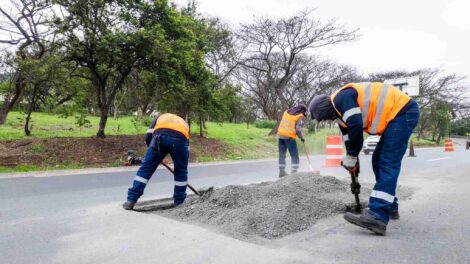 Avanzan los trabajos de bacheo en Vía a la Costa gracias a la Alcaldía Ciudadana.