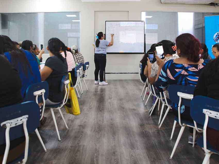 Las beneficiadas siguen atentamente cada una de las enseñanzas en el taller organizado por ZUMAR.