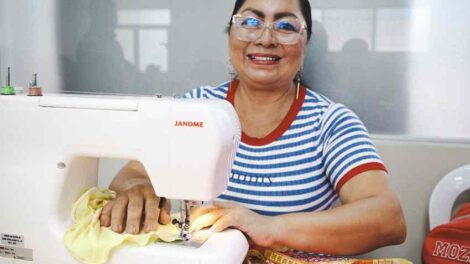 El taller de corte y confección de ZUMAR beneficia a 80 mujeres.