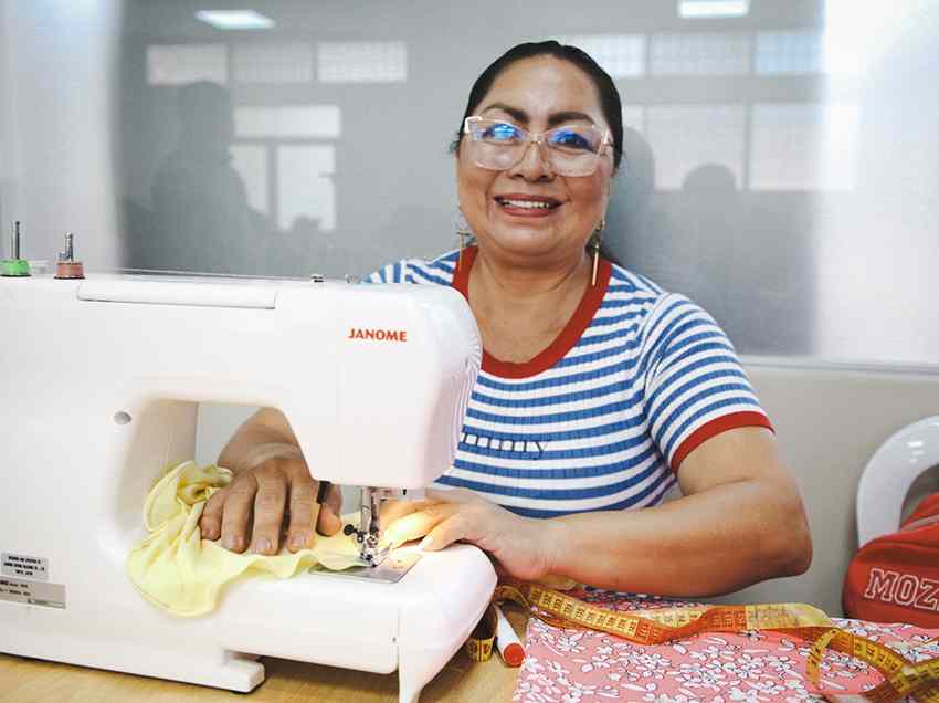 El taller de corte y confección de ZUMAR beneficia a 80 mujeres.