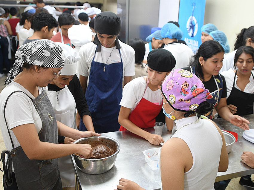 El taller "Ruta del Sabor Juvenil entre lo Salado y Dulce" también fomenta el trabajo en equipo.