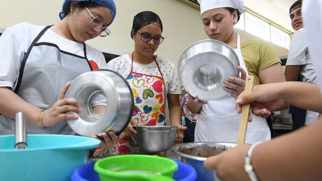 Los jóvenes aprenden todos los secretos de la cocina en el taller organizado por ZUMAR.