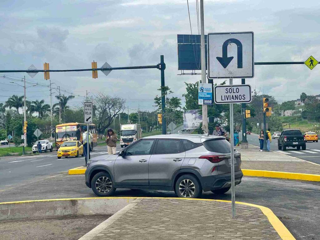 Este lunes 29 de enero de 2024, se habilitó al tránsito vehicular el nuevo retorno de Vía a la Costa, ubicado en el kilómetro 13,5, lo que mejorará la movilidad en la zona.