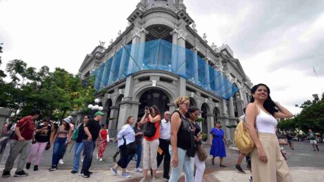 Un grupo de turistas visita el Palacio Municipal de Guayaquil, inaugurado en 1929.