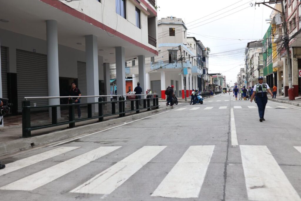 El Municipio de Guayaquil renovó la carpeta asfáltica el y sistema hidrosanitario de la calle Noguchi. 