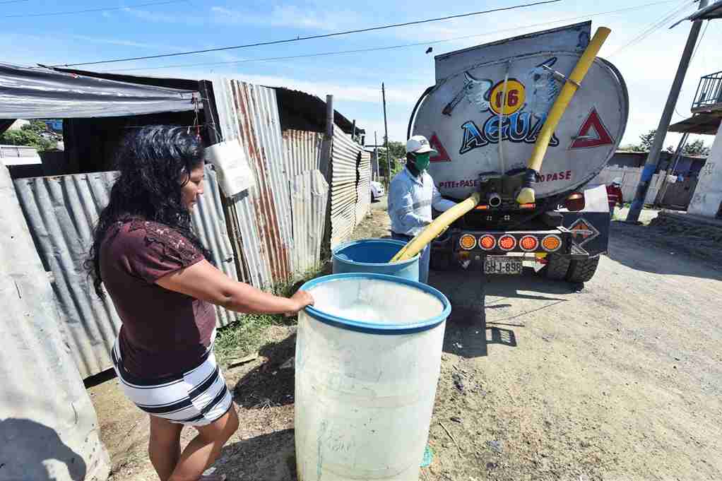 Los moradores de Monte Sinaí se abastecen de agua.