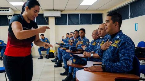 90 agentes metropolitanos se capacitan en lengua de señas para servir a las personas con discapacidad auditiva.