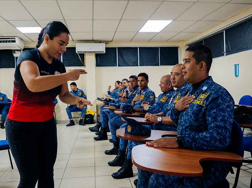 90 agentes metropolitanos se capacitan en lengua de señas para servir a las personas con discapacidad auditiva.