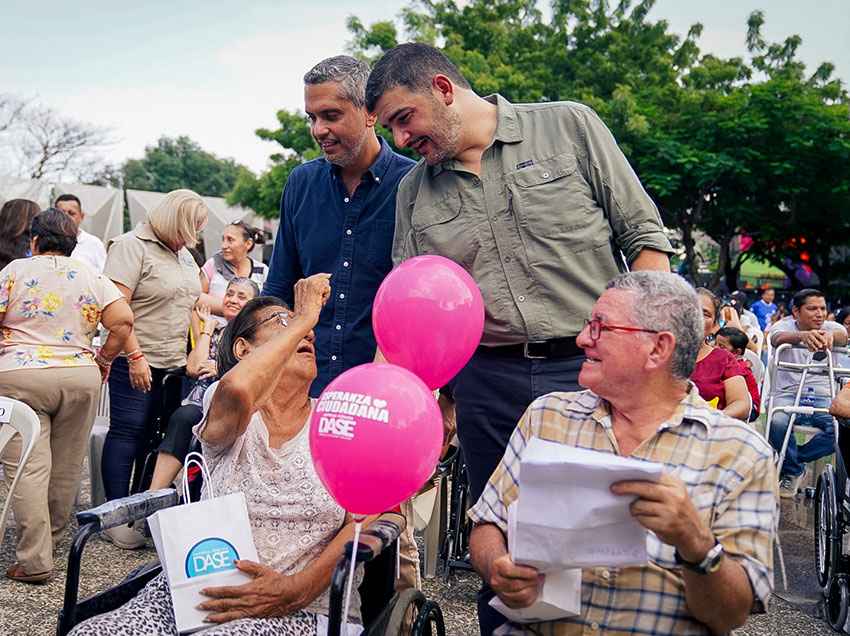 Aquiles Alvarez, alcalde de Guayaquil, dialoga con una de las beneficiarias en la entrega de implementos.