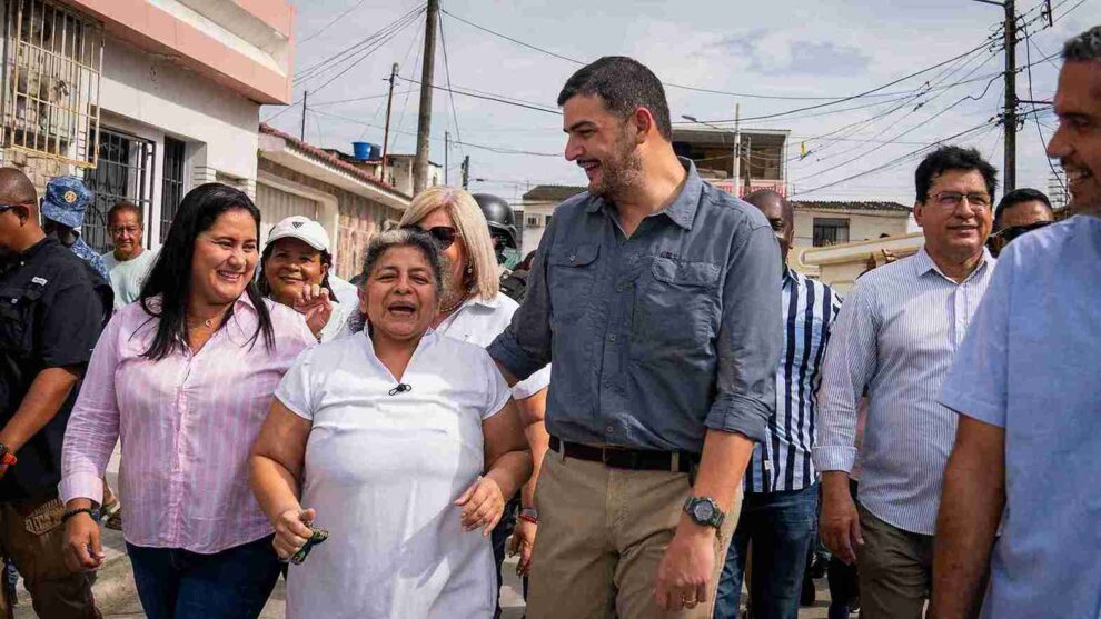 El alcalde Aquiles Alvarez saluda a una moradora del sector la Alborada.