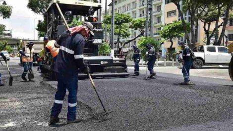 Una cuadrilla de trabajadores reemplaza el asfalto en la avenida Malecón Simón Bolívar.