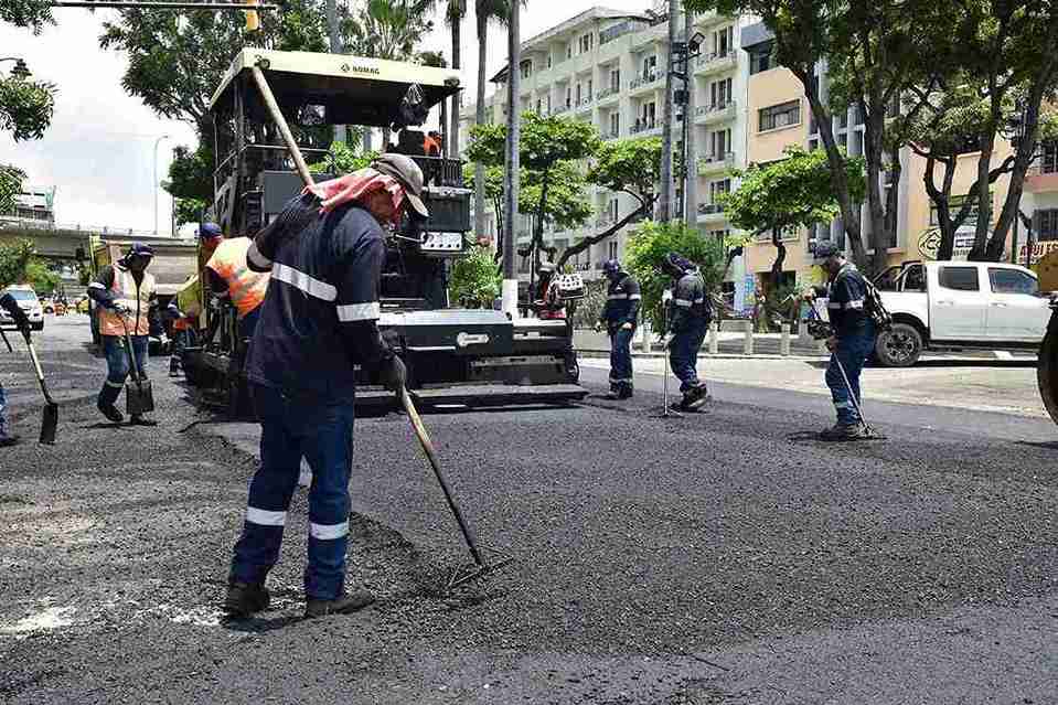 Una cuadrilla de trabajadores reemplaza el asfalto en la avenida Malecón Simón Bolívar.