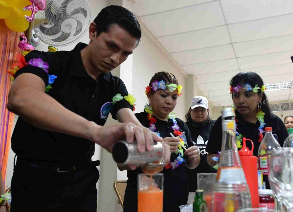 Uno de los beneficiarios prepara un coctel durante la jornada de clausura del taller. 