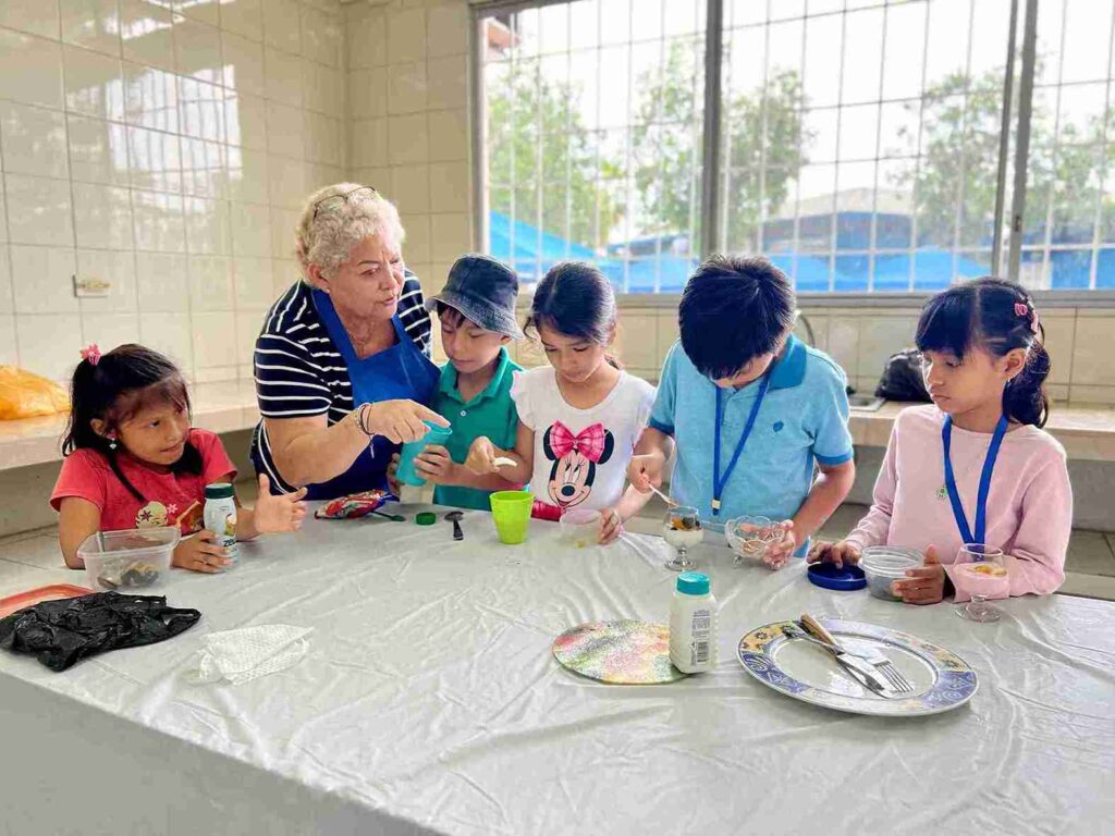 Un grupo de niños aprende a elaborar alimentos saludables.