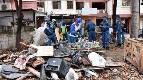 Agentes de Control Municipal y personal de URVASEO recogieron basura y escombros de la vía pública.