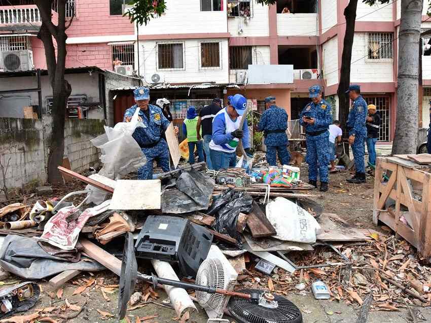 Agentes de Control Municipal y personal de URVASEO recogieron basura y escombros de la vía pública.