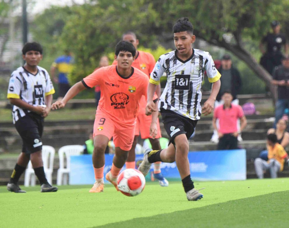 En el Parque Samanes se enfrentaron los equipos Barcelona Sporting Club y He Hunter, en la categoría sub 15.