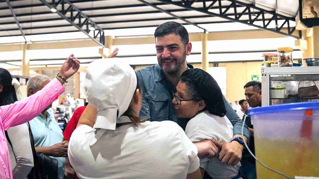 El alcalde Aquiles Alvarez saluda a las trabajadoras del Mercado Central, donde inauguró 40 puestos de confitería. 