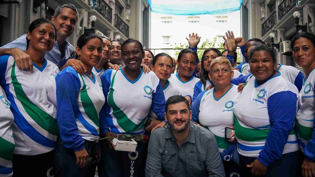 La trabajadoras de Urvaseo posan con el alcalde Aquiles Alvarez después del desayuno. 