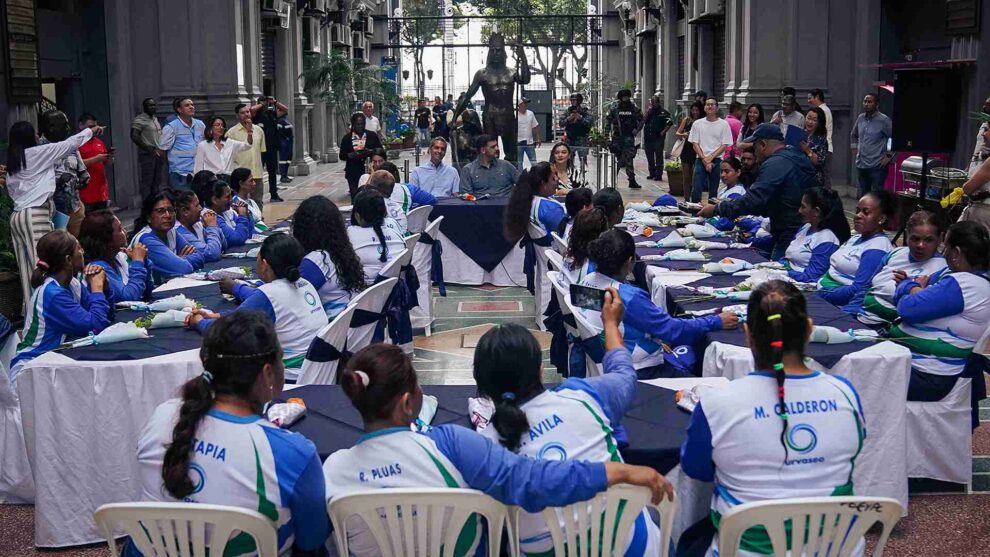 El alcalde Aquiles Alvarez brindó un desayuno a 30 trabajadoras de Urvaseo en el Pasaje Arosemena del Palacio Municipal.