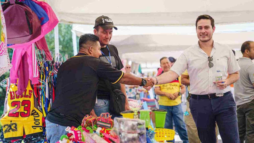 Fernando Cornejo, director de la DACMSE, saluda a los comerciantes que participaron en la feria. 