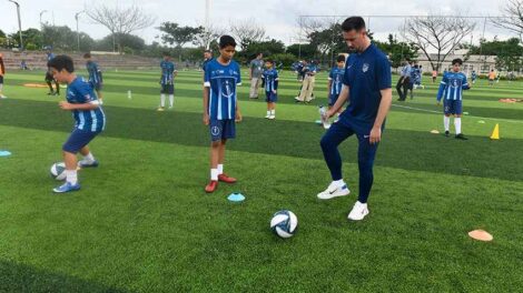 Los entrenadores del Atlético de Madrid impartieron conocimientos a los niños de las Escuelas Sociodeportivas.