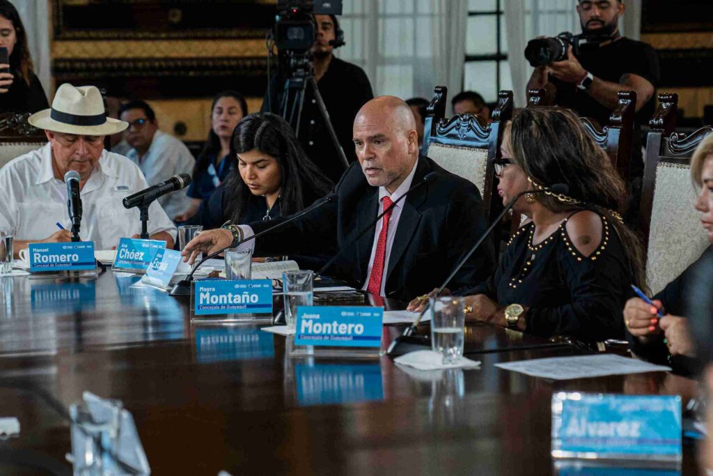 El concejal Arturo Escala mocionó la aprobación del convenio entre el Municipio de Guayaquil y el Ministerio de Defensa. 